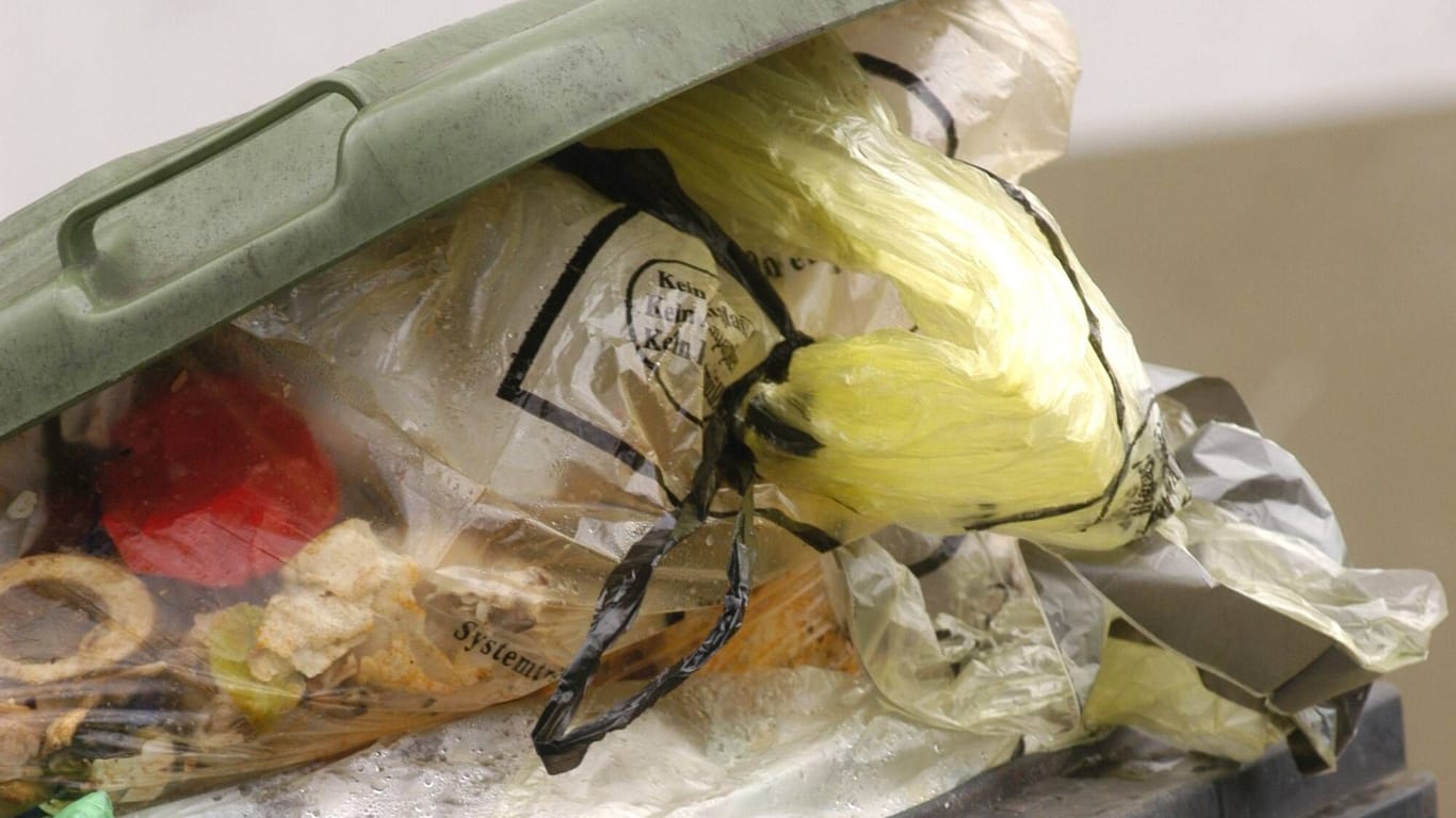 Mülltonne: Der Gelbe Sack wird oft auch als Tüte für den Restmüll genutzt.