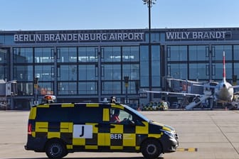 Der Flughafen BER (Archivbild): Am Freitag könnten hier Flüge gestrichen werden.