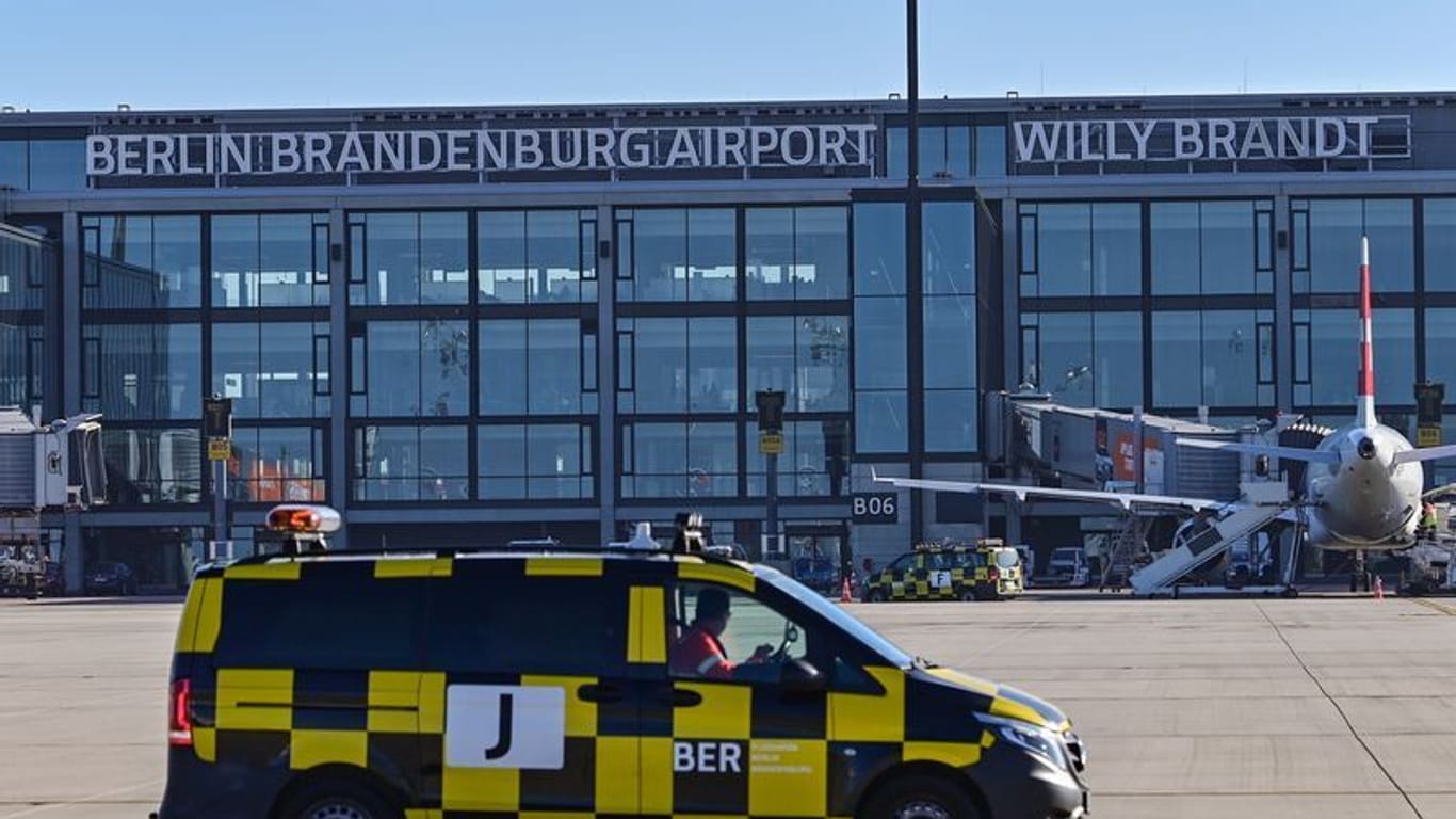 Der Flughafen BER (Archivbild): Am Freitag könnten hier Flüge gestrichen werden.