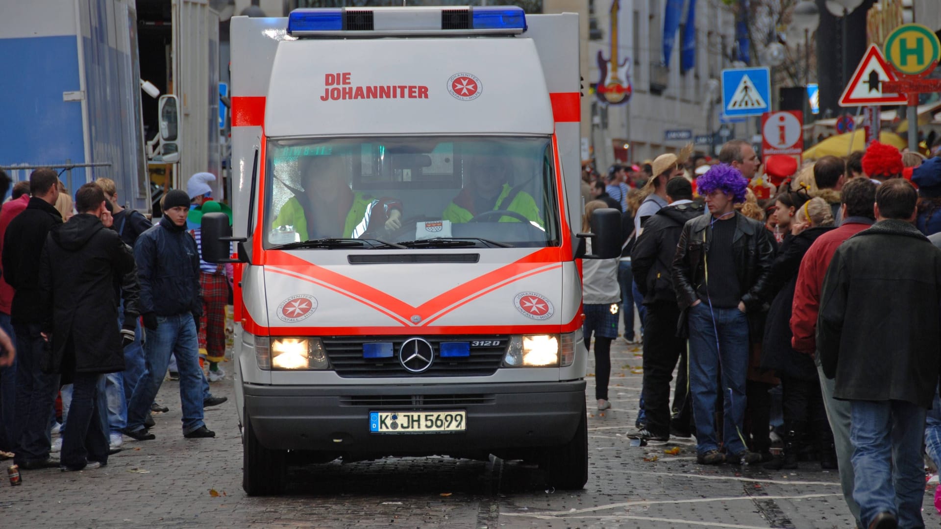 Rettungswagen im Einsatz (Archivbild).