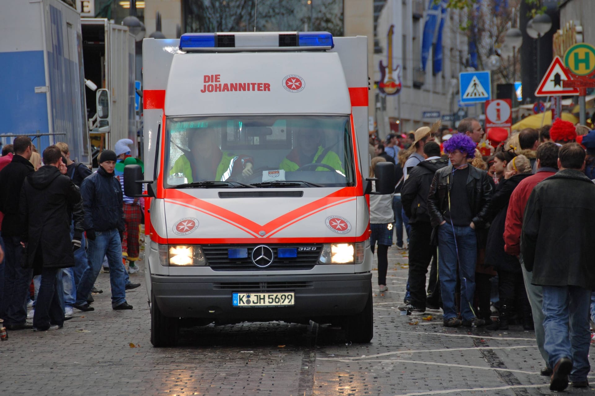 Rettungswagen im Einsatz (Archivbild).