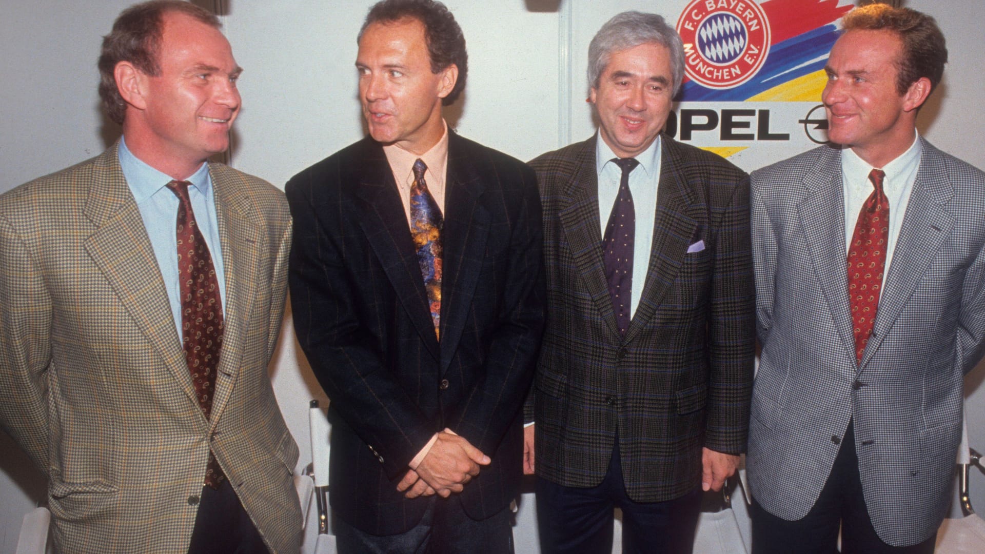 24. Oktober 1991: Nach sieben Jahren ist Rummenigge (r.) zurück beim FC Bayern. Der damalige Präsident Fritz Scherer (2. v. r.) holt im Zuge einer sportlichen Krise Rummenigge und Franz Beckenbauer (2. v. li.) als Vizepräsidenten zurück in den Verein. Fortan arbeiten sie mit Manager Uli Hoeneß (li.) zusammen.