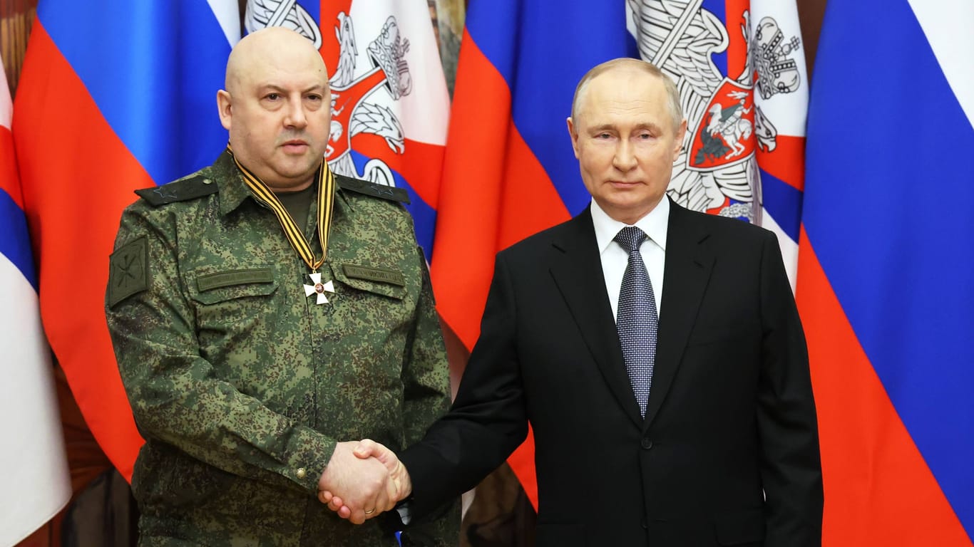 imago images Surowikin bei der Verleihung einer Ehrenmedaille durch Putin im Dezember 2022.