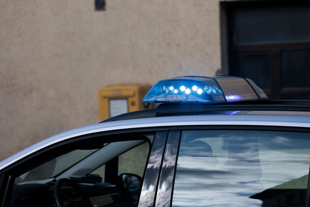 Das Blaulicht eines Polizeiautos: Nach einer Serie von Raubüberfällen sucht die Polizei in Köln Zeugen.