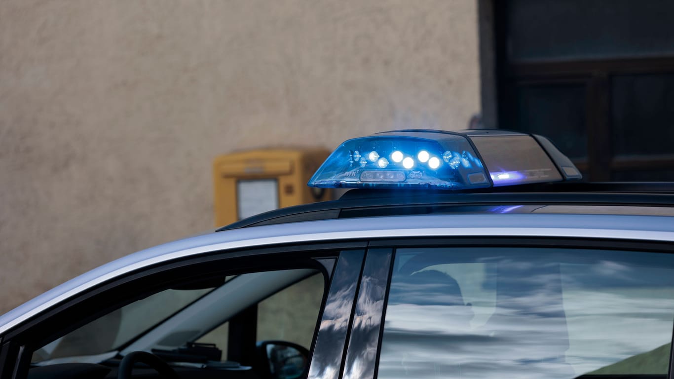 Das Blaulicht eines Polizeiautos: Nach einer Serie von Raubüberfällen sucht die Polizei in Köln Zeugen.