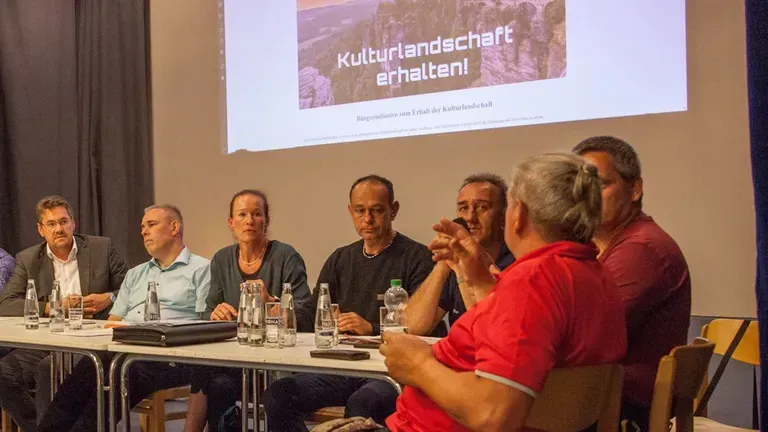 Die Bürgerinitiative Naturpark Sächsische Schweiz bei einer Podiumsdiskussion in Hohnstein im September: In der Mitte Sprecherin Hanka Owsian.