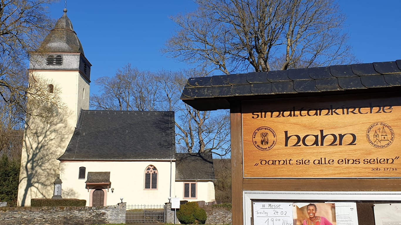 Hunsrück-Idyll in direkter Nachbarschaft zum Flughafen, um den sich alles dreht: Die Sankt-Antonius-Kirche in Hahn.