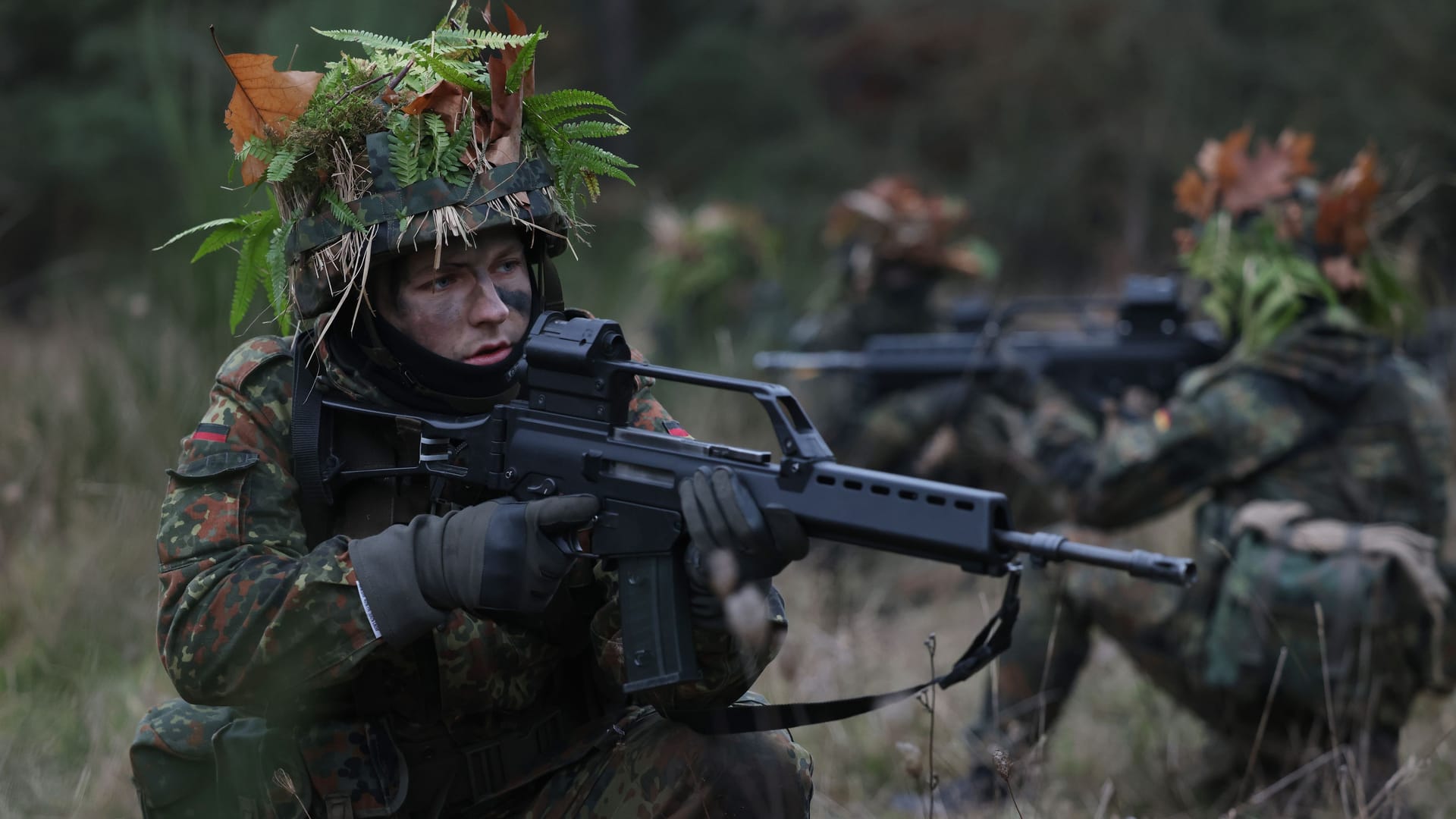 Bundeswehr: Eine junge Rekrutin bei der Grundausbildung in Prenzlau.