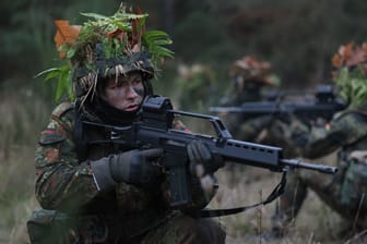 Bundeswehr: Eine junge Rekrutin bei der Grundausbildung in Prenzlau.