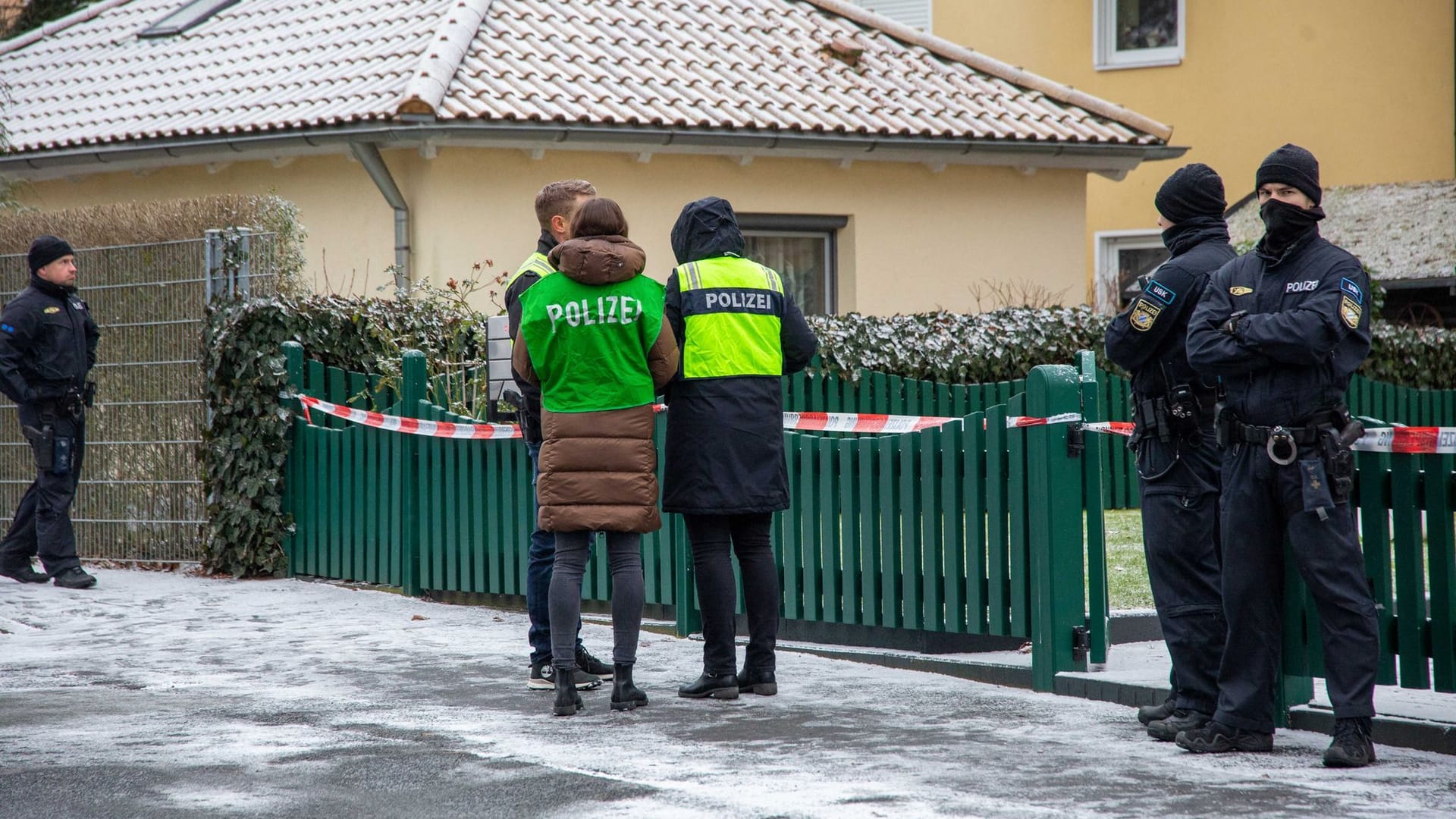 Mann soll zwei Menschen niedergestochen haben Mann soll zwei Menschen niedergestochen haben