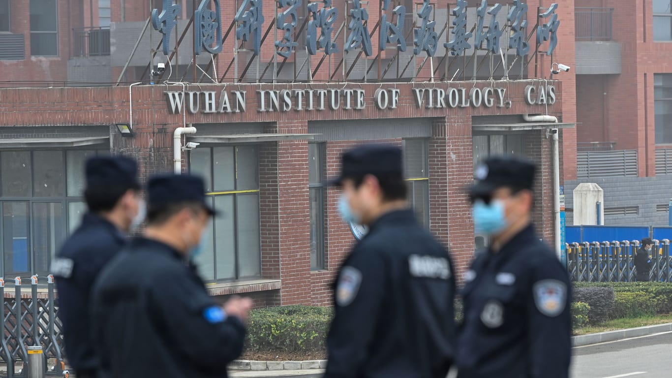 Sicherheitspersonal vor dem Wuhan Institute of Virology: Kommt das Coronavirus von hier?