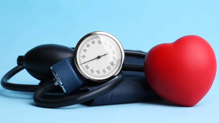 Blutdruckmessgerät neben Herzsymbol