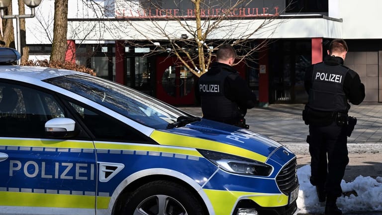 Großeinsatz der Polizei an Schule im bayerischen Traunstein