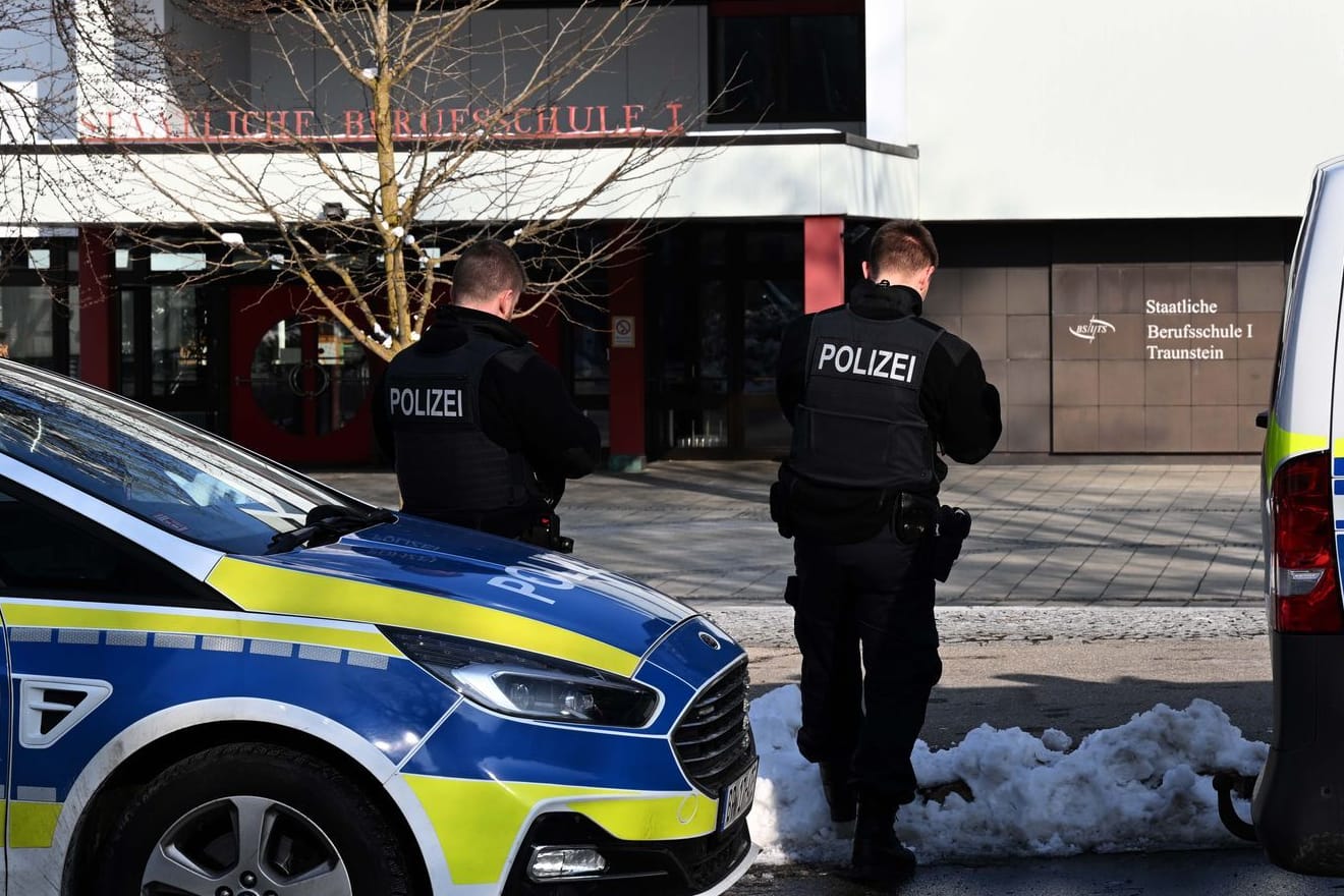 Großeinsatz der Polizei an Schule im bayerischen Traunstein