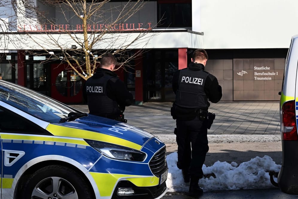Großeinsatz der Polizei an Schule im bayerischen Traunstein