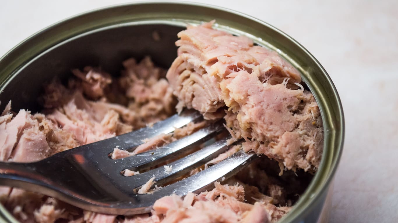 Thunfisch in der Dose: Damit er nicht austrocknet, wird entweder Öl oder Wasser hinzugegeben.