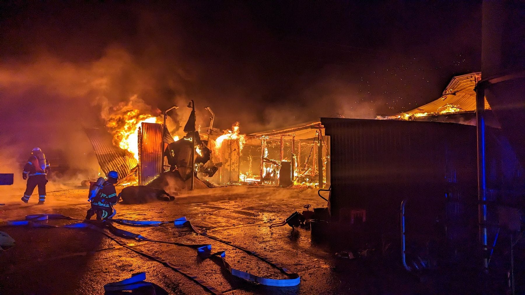 Der Stall brannte lichterloh: Wie es zu dem Feuer kommen konnte, ist bislang nicht bekannt.