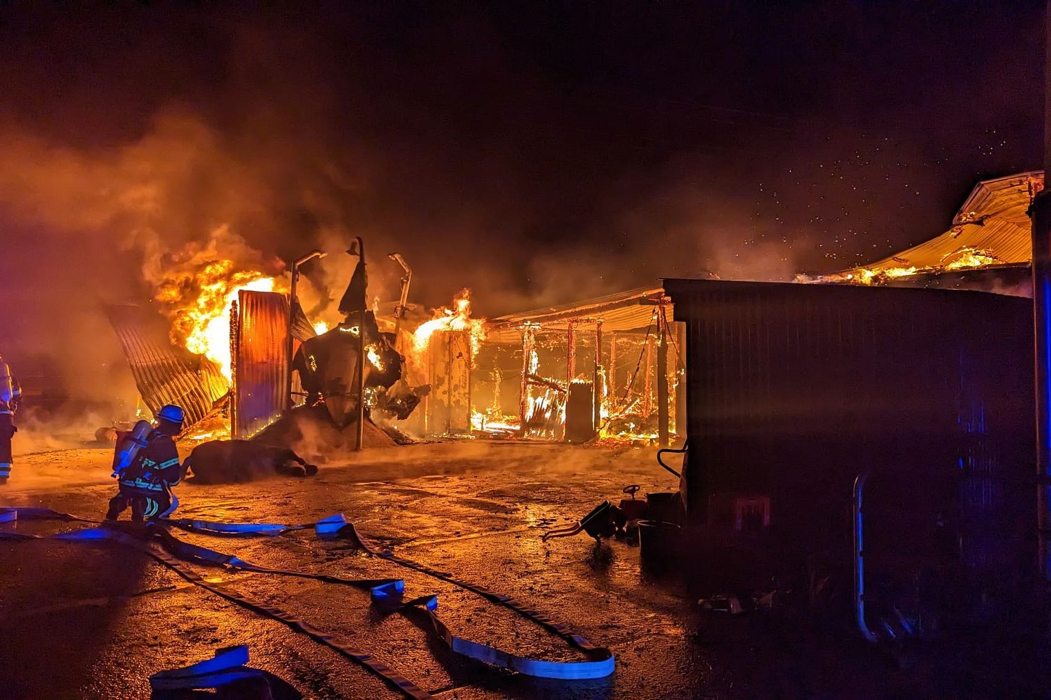 Der Stall brannte lichterloh: Wie es zu dem Feuer kommen konnte, ist bislang nicht bekannt.