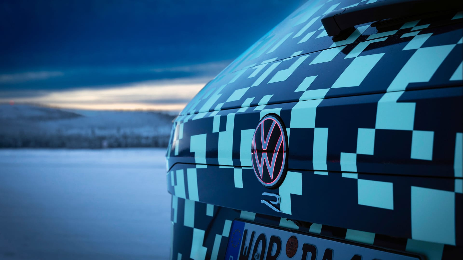 Licht am Ende des Autos: Das Logo des Facelift-Touareg glimmt rot. Nicht zu sehen sind hier die Lichtleisten, die aus rechtlichen Gründen in Richtung Emblem reichen müssen.