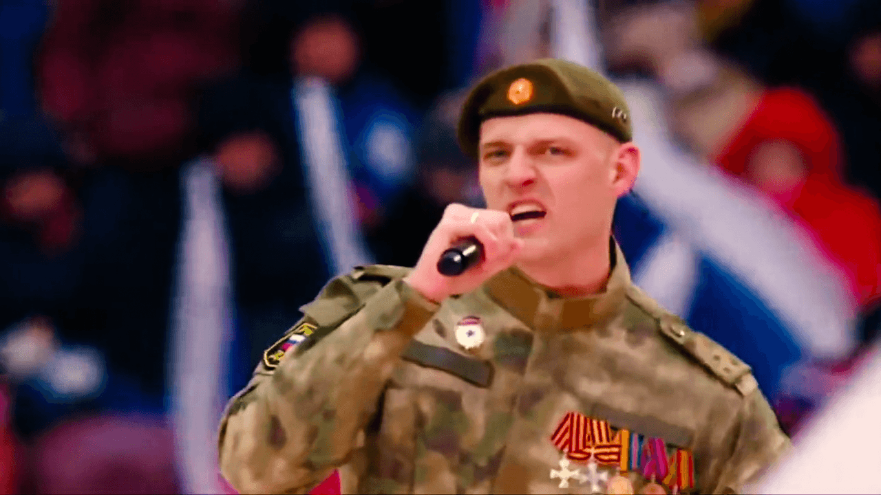 Putins Propaganda-Show: Soldat singt von wehender Sowjet-Flagge über Berlin