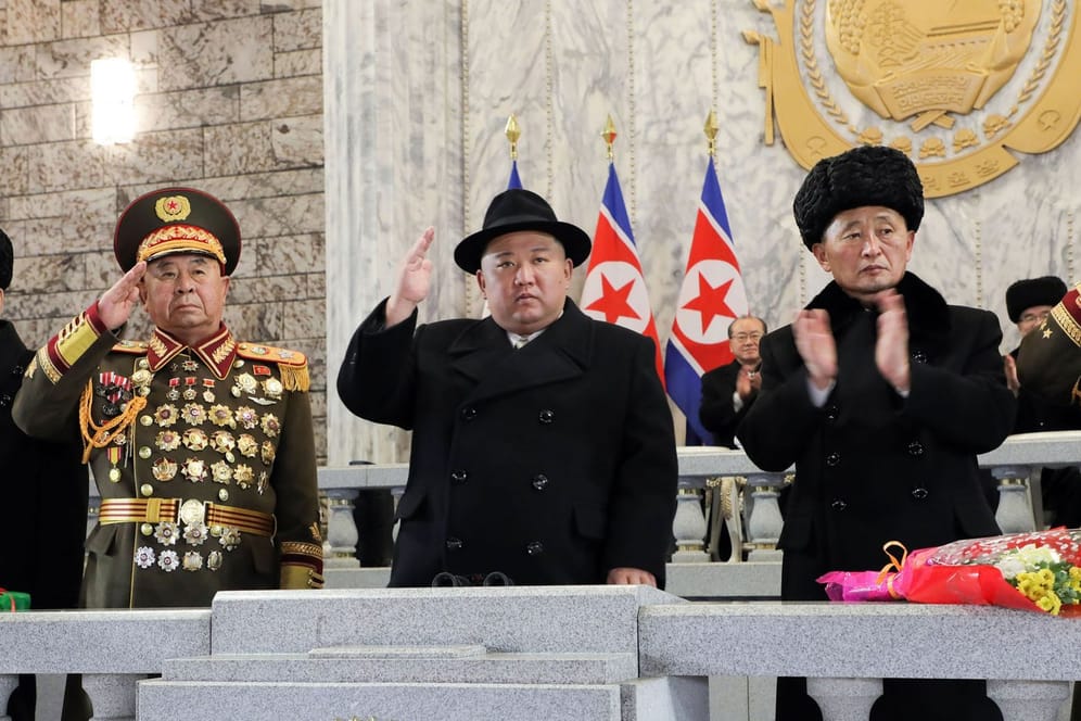 Nordkorea, Pjöngjang: Die von der staatlichen nordkoreanischen Nachrichtenagentur KCNA zur Verfügung gestellte Aufnahme zeigt Kim Jong Un bei einer Militärparade anlässlich des 75. Gründungstages der Armee.
