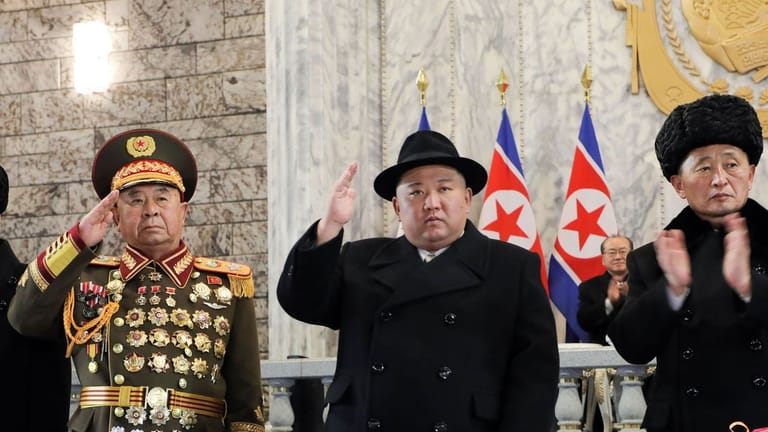 Nordkorea, Pjöngjang: Die von der staatlichen nordkoreanischen Nachrichtenagentur KCNA zur Verfügung gestellte Aufnahme zeigt Kim Jong Un bei einer Militärparade anlässlich des 75. Gründungstages der Armee.