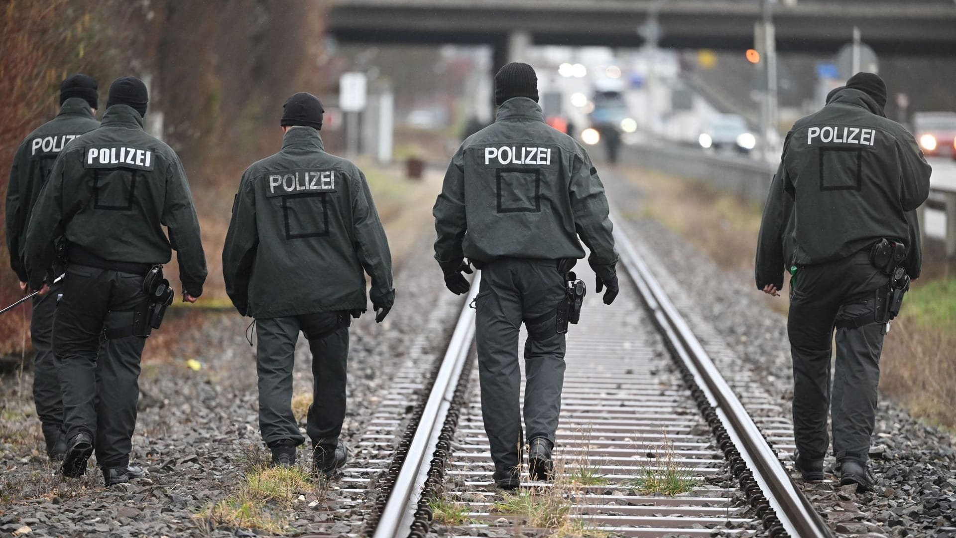 Suchaktion in Remshalden bei Stuttgart: Polizisten durchkämmten das Gelände rund um den Bahnhof. Suchaktion in Remshalden bei Stuttgart: Polizisten durchkämmten das Gelände rund um den Bahnhof.