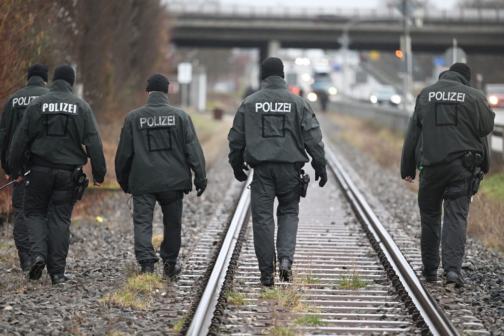 Suchaktion in Remshalden bei Stuttgart: Polizisten durchkämmten das Gelände rund um den Bahnhof.