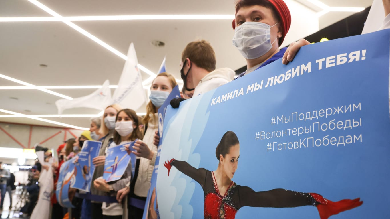 An einem Moskauer Flughafen warten Fans im Februar 2022 mit Plakaten auf Walijewa.
