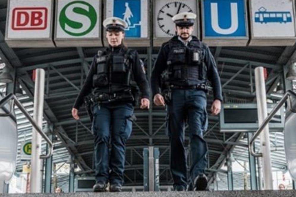 Ein 17-Jähriger meldete im Ostbahnhof einen Messerangriff, verstrickte sich dabei aber bei der Bundespolizei in wirre und unglaubwürdige Schilderungen (Symbolbild).