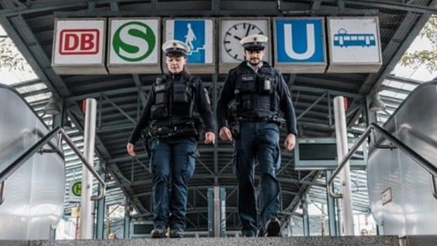 Ein 17-Jähriger meldete im Ostbahnhof einen Messerangriff, verstrickte sich dabei aber bei der Bundespolizei in wirre und unglaubwürdige Schilderungen (Symbolbild). Ein 17-Jähriger meldete im Ostbahnhof einen Messerangriff, verstrickte sich dabei aber bei der Bundespolizei in wirre und unglaubwürdige Schilderungen (Symbolbild).