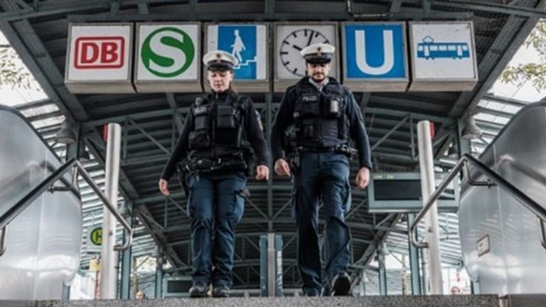 Ein 17-Jähriger meldete im Ostbahnhof einen Messerangriff, verstrickte sich dabei aber bei der Bundespolizei in wirre und unglaubwürdige Schilderungen (Symbolbild).