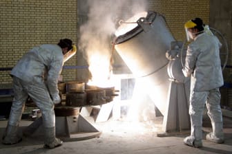 Arbeiter portionieren flüssigen Rohstoff zur Urananreicherung in der Uran-Umwandlungs-Anlage (Archivbild).