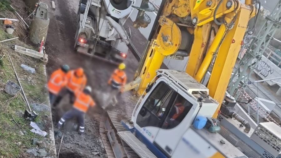 Bauarbeiter an der Baustelle in Frankfurt: Hier wurden mehrere Glasfaserkabel durchtrennt – und das Chaos nahm seinen Lauf.