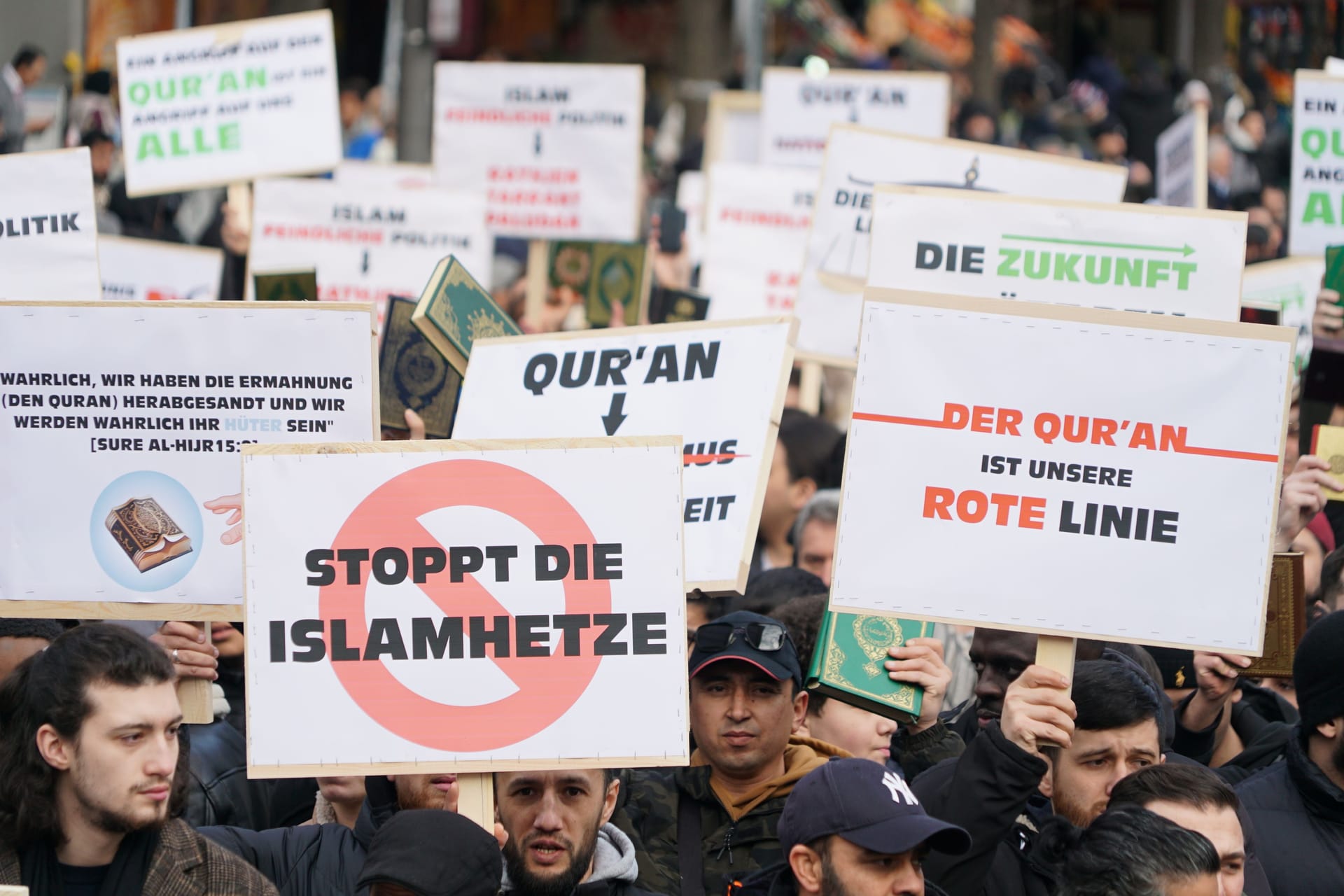 Teilnehmer der Demonstration halten Schilder in die Luft: Der Verfassungsschutz hatte vor der Teilnahme an den Protesten gewarnt.