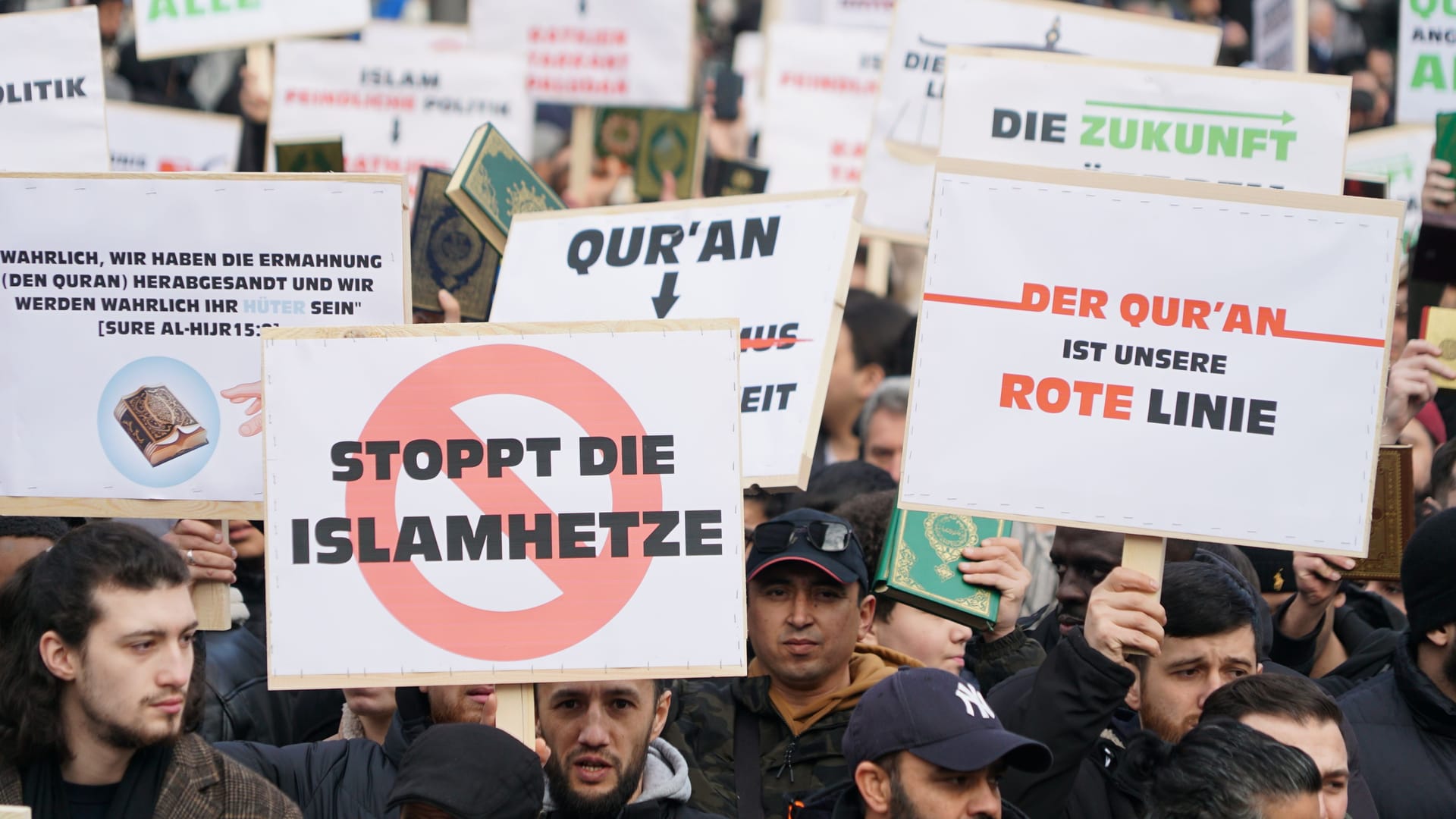 Teilnehmer der Demonstration halten Schilder in die Luft: Der Verfassungsschutz hatte vor der Teilnahme an den Protesten gewarnt.