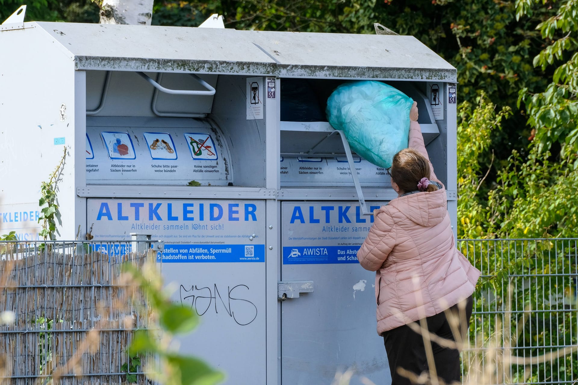 Ein Kleidercontainer in Düsseldorf: Textilspenden aus Deutschland landen häufig im Ausland auf dem Müll.