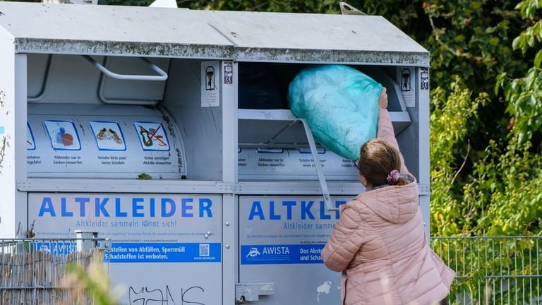 Ein Kleidercontainer in Düsseldorf: Textilspenden aus Deutschland landen häufig im Ausland auf dem Müll.
