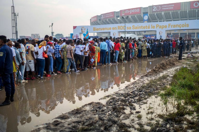 Im Kongo drängten Tausende Menschen ins Stadion von Kinshasa, um den Papst zu hören.