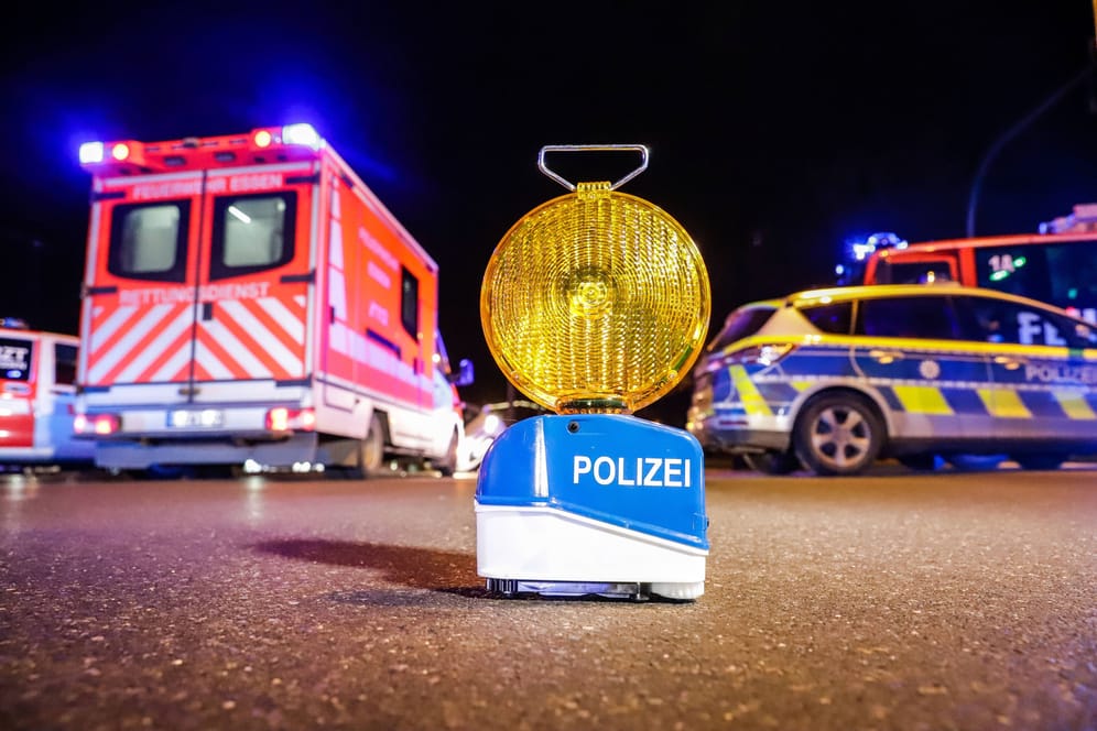 Rettungsdienst und Polizei (Symbolbild): Auf der A1 bei Hagen ereignete sich in der Nacht zu Freitag ein tragischer Unfall.