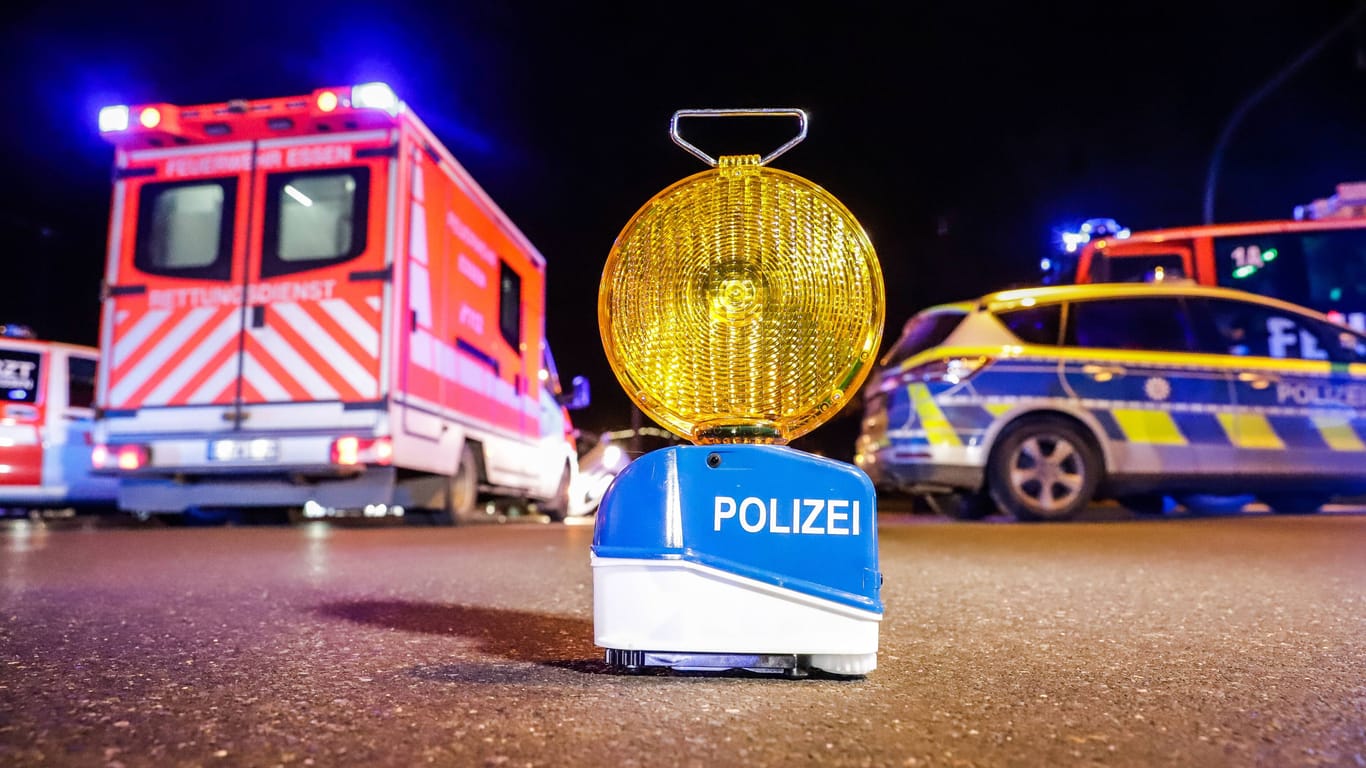 Rettungsdienst und Polizei (Symbolbild): Auf der A1 bei Hagen ereignete sich in der Nacht zu Freitag ein tragischer Unfall.