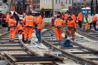 Gleisbauarbeiten auf der Müllerstraße an der Großbaustelle am Sendlinger Tor (Archivbild): Dieses Gebiet sollten sie lieber komplett umfahren.