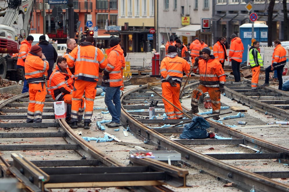 Gleisbauarbeiten auf der Müllerstraße an der Großbaustelle am Sendlinger Tor (Archivbild): Dieses Gebiet sollten sie lieber komplett umfahren.