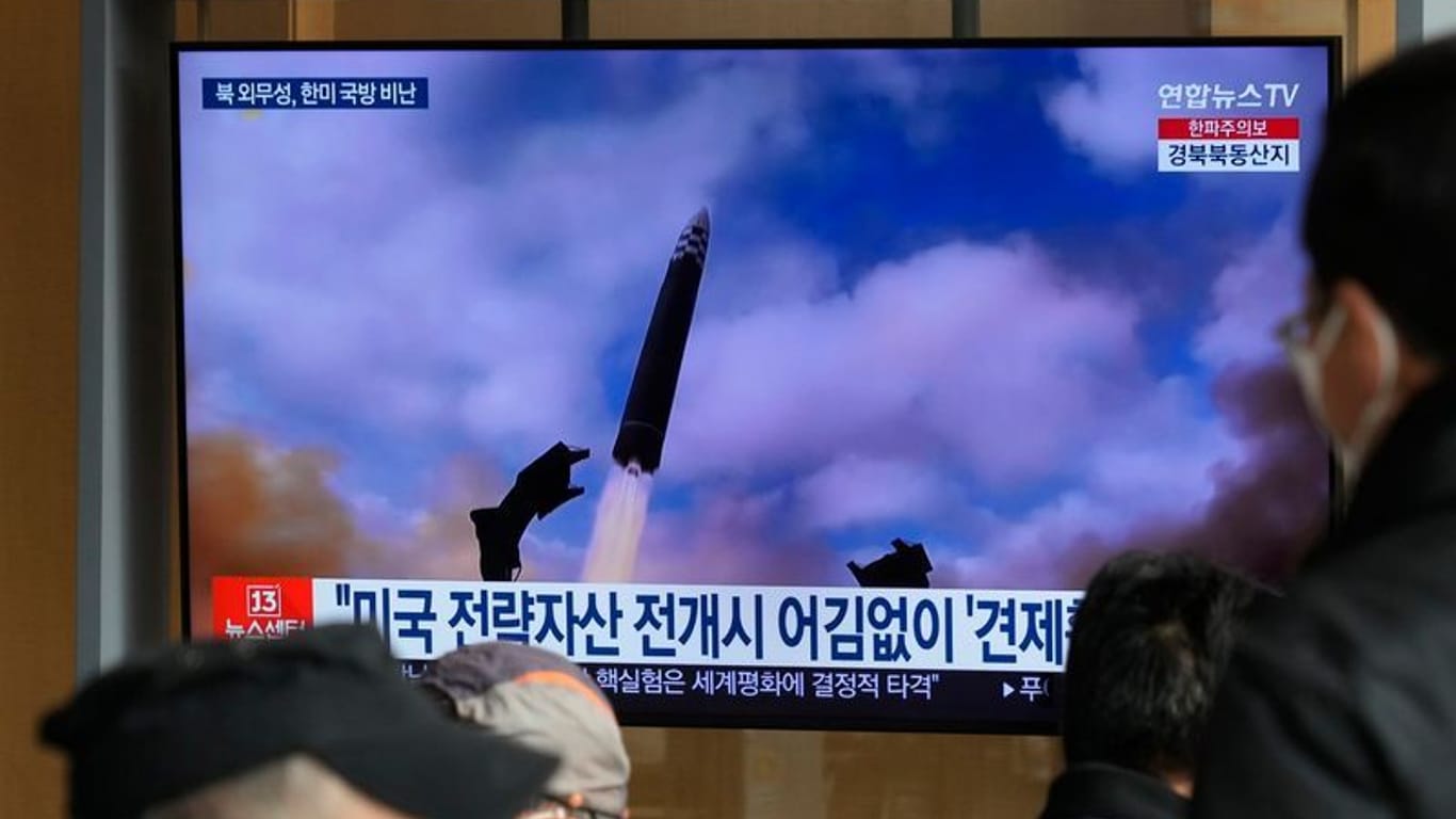 Eine Nachrichtensendung zeigt einen Raketenstart (Archivbild): Nordkorea bereitet sich offenbar auf seinen ersten Atomtest seit 2017 vor.