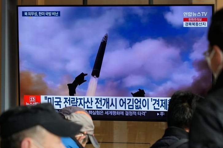 Eine Nachrichtensendung zeigt einen Raketenstart (Archivbild): Nordkorea bereitet sich offenbar auf seinen ersten Atomtest seit 2017 vor.