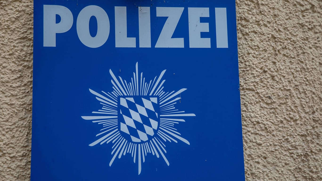 Schriftzug der Polizei, an einer Polizeiinspektion in München (Symbolbild): Die Frau hatte sich am Donnerstag auf einer Woche gemeldet.