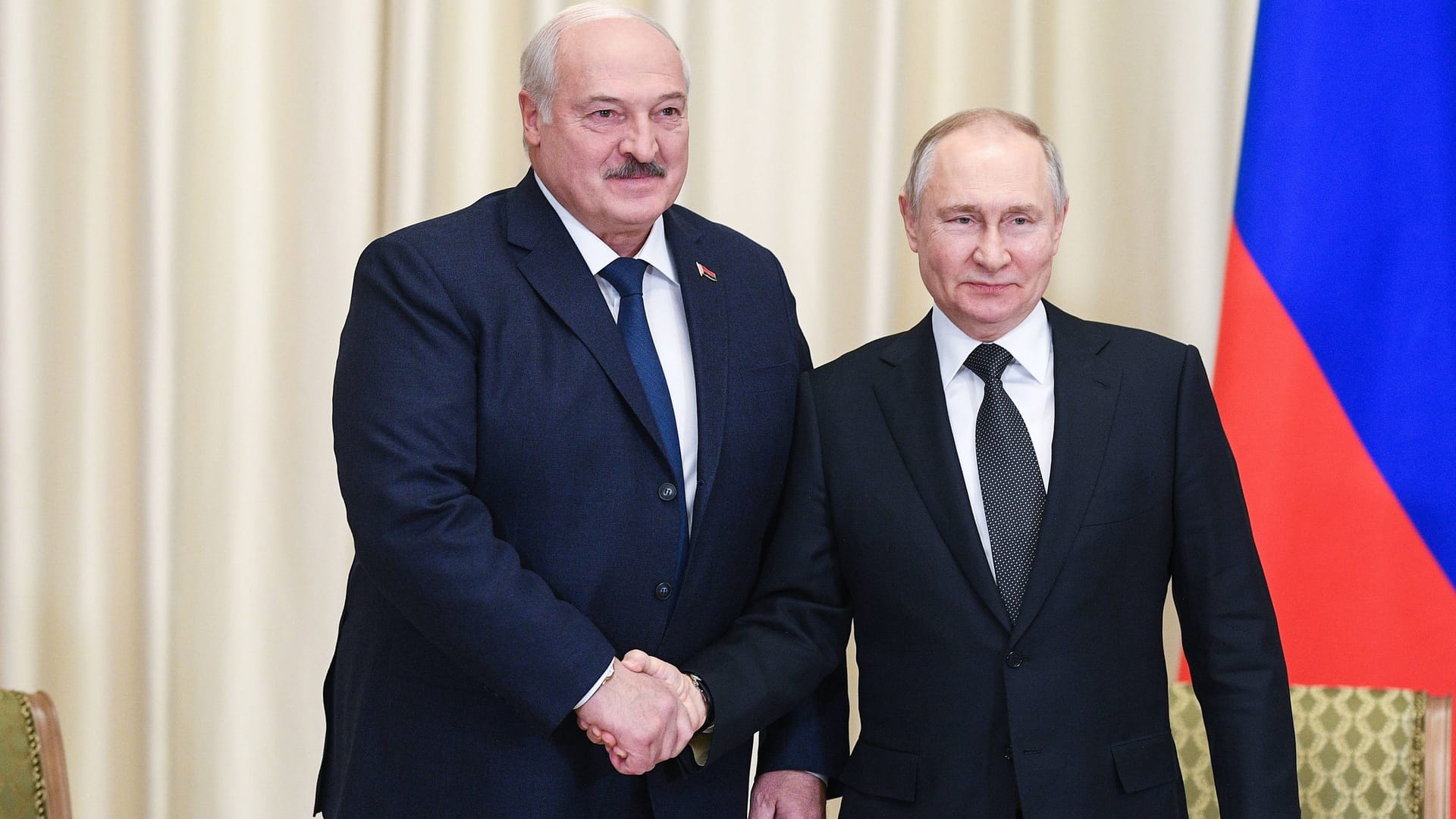 Alexander Lukaschenko (l) und Wladimir Putin (r): Moskau plant offenbar eine klammheimliche Übernahme seines Nachbarn Belarus bis zum Jahr 2030.