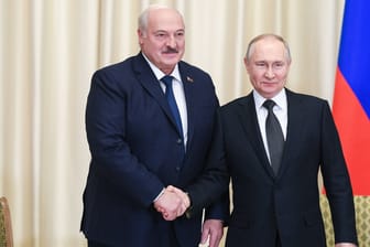 Alexander Lukaschenko (l) und Wladimir Putin (r): Moskau plant offenbar eine klammheimliche Übernahme seines Nachbarn Belarus bis zum Jahr 2030.