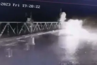 Das Bildschirmfoto zeigt die Explosion an der Brücke.