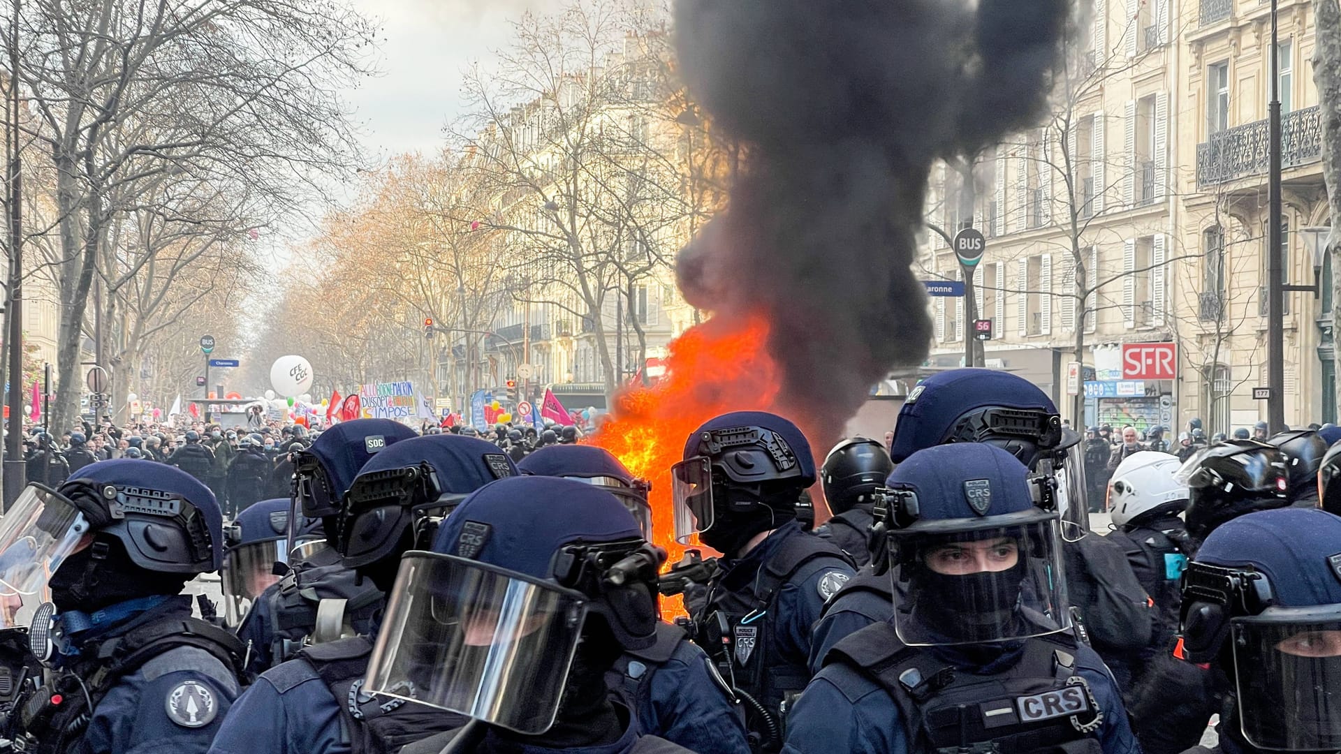 Massenproteste in Frankreich: Gegen die Rentenpläne der Regierung gingen viele Menschen auf die Straße.